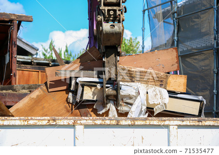 Demolition work 71535477