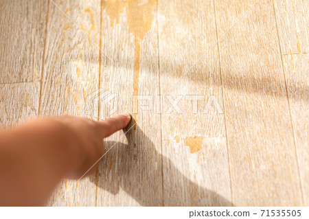 Flooring damage Flooring damage 71535505