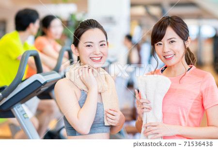 年輕人在體育館裡 年輕人在體育館裡 71536438