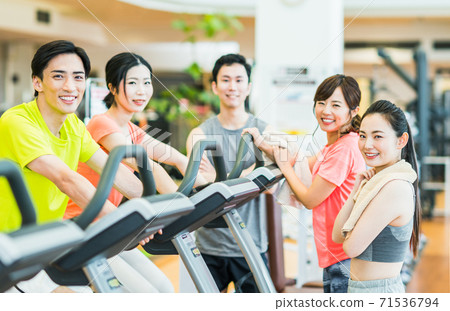 年輕人在體育館裡 年輕人在體育館裡 71536794