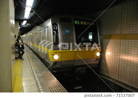 Tokyo Metro Yurakucho Line Semi Express Train (7000 series) 71537007