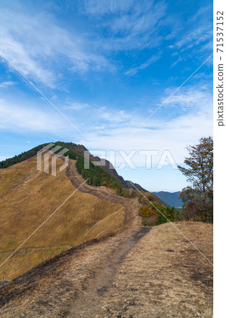 Two bosses seen from the vicinity of the summit of Kameyama (Soni plateau) 71537152