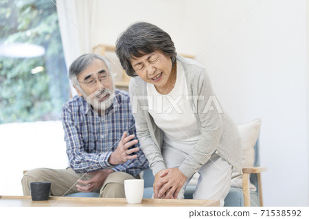 Senior woman with knee sore Senior woman with knee sore 71538592