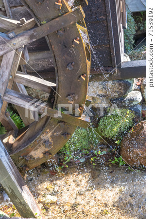 [Tsumago-juku water wheel in late autumn] 71539192