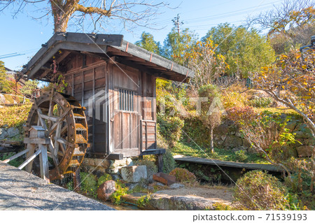 [Tsumago-juku watermill in late autumn] 71539193