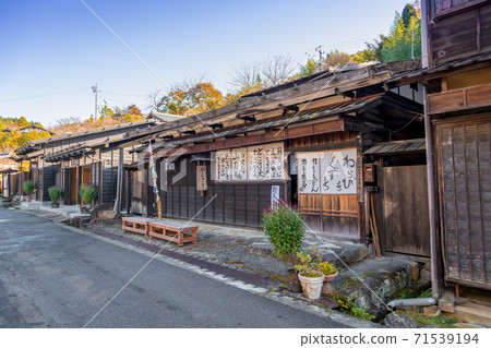 [Tsumago-juku in late autumn, strolling around the retro post town] 71539194