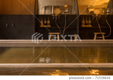 A state of the large communal bath of a Japanese hot spring inn 71539816