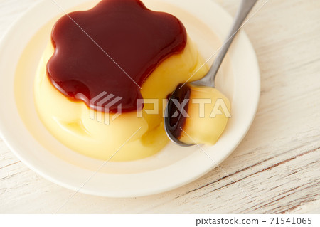 Fashionable table and pudding 71541065
