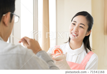 A woman teaching brushing teeth 71541168