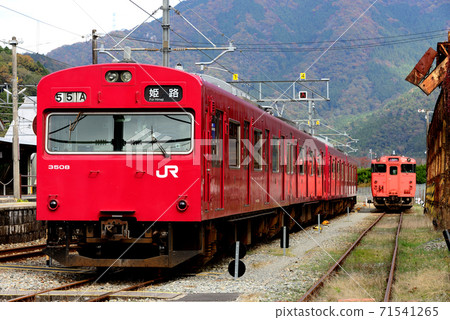 103 series 3500 series and Kiha 40 detained on the premises 71541265