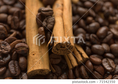Cinnamon sticks on coffee beans blur background. Close up. 71542350