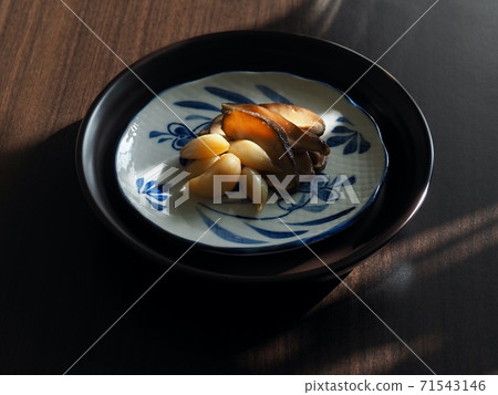 Korean Food Garlic and Mushroom Soy Sauce Stir-fry 71543146