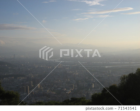 台灣台北-11/04/2009:從文化大學情人坡俯瞰台北市區 台灣台北-11/04/2009:從文化大學情人坡俯瞰台北市區 71543541