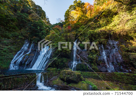 彩色的白色水瀑佈在晴朗的秋天的天空 71544700