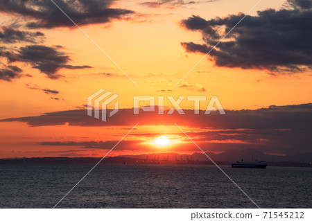 （千葉縣風景）從觀景台1看三浦半島一側的日落景色 71545212