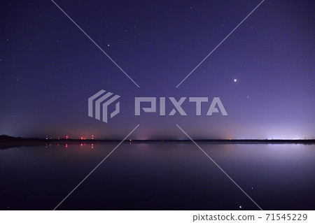 Photographing the scenery of Lake Utonai and the starry sky in Tomakomai City, Hokkaido 71545229