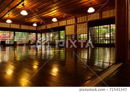 Japanese garden with beautifully shining autumn leaves Floor autumn leaves Morioka City, Iwate Prefecture Japanese garden with beautifully shining autumn leaves Floor autumn leaves Morioka City, Iwate Prefecture 71545347