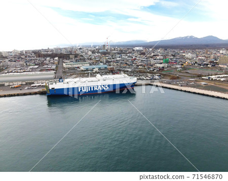 在北海道Tom小牧市Tom小牧西港卸貨的貨船的鳥瞰圖 在北海道Tom小牧市Tom小牧西港卸貨的貨船的鳥瞰圖 71546870