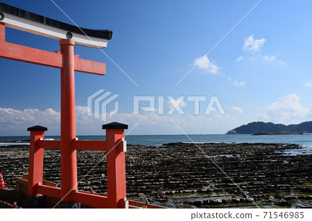 青島波浪岩石和藍天 71546985