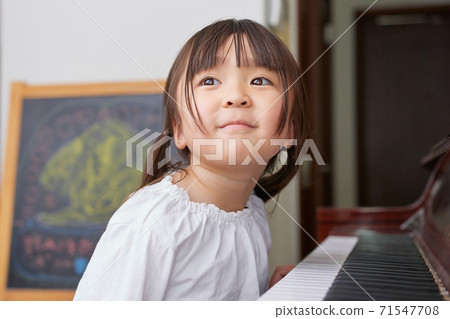 Girls practicing piano 71547708