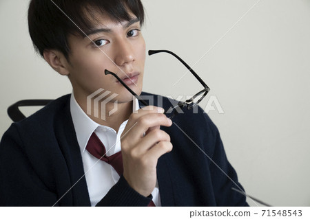 Male student's portrait 71548543