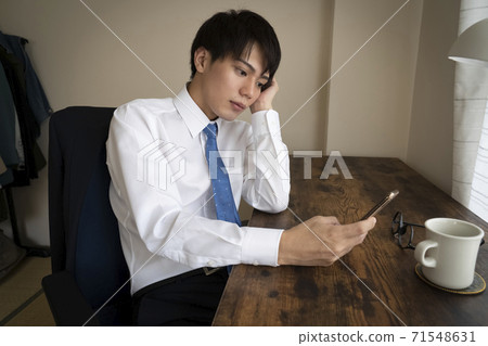 看智能手機的商人 看智能手機的商人 71548631