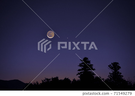 Hakushu-cho, Hokuto City, blue hour Mercury approaching Sengetsu, which rose above the treetops 71549279