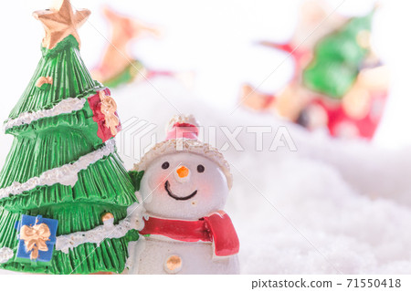 Snowman and tree photo material Snowman and tree photo material 71550418