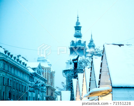 christmas market in the city 71551228