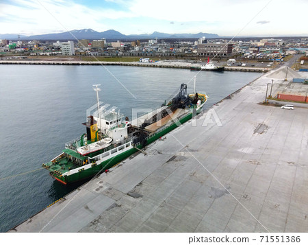 一艘貨船的鳥瞰圖停泊在北海道Tom小牧市Tom小牧西港碼頭 一艘貨船的鳥瞰圖停泊在北海道Tom小牧市Tom小牧西港碼頭 71551386
