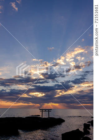 上磯的鳥居海景在早晨的陽光下閃閃發光 上磯的鳥居海景在早晨的陽光下閃閃發光 71551681