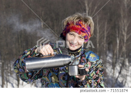 The young woman opens a pot 71551874