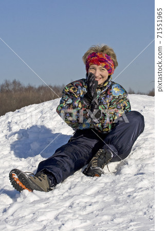 The young woman sitting 71551965