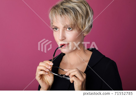 Pretty business woman portrait 71552785