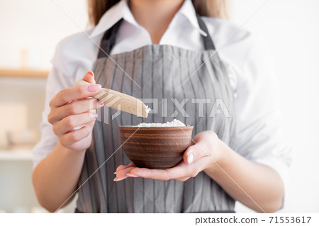 homemade cooking female bakery chef icing 71553617