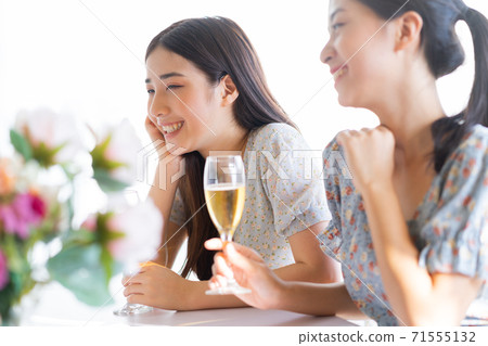 Women, party, drinking 71555132