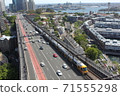 穿過澳大利亞悉尼中部海港大橋的火車和汽車 71555298