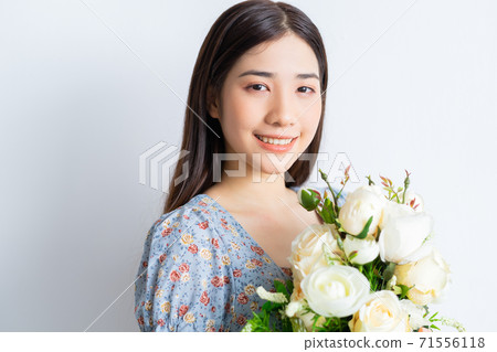 Woman holding flowers Woman holding flowers 71556118