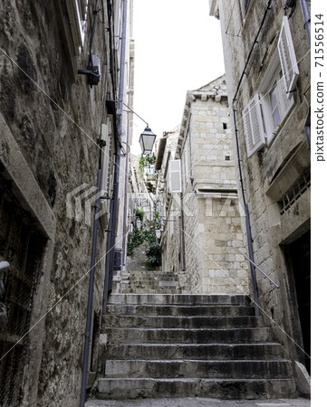 Narrow path with stairs in old town - Dubrovnik, Croatia 71556514