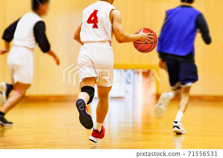 在體育館打籃球的學生 71556531