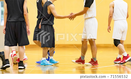 籃球比賽后球員握手 71556532