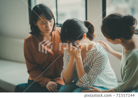 如何安慰一個哭泣的女人 如何安慰一個哭泣的女人 71557144