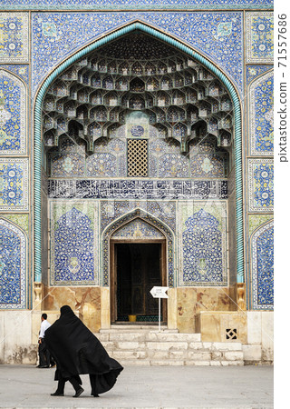 the shah mosque famous landmark in isfahan city iran the shah mosque famous landmark in isfahan city iran 71557686