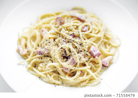 spaghetti pasta carbonara with bacon ham cream and kampot pepper spaghetti pasta carbonara with bacon ham cream and kampot pepper 71558479