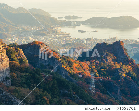 [香川縣小島市]從秋寒的霞海谷看到的索道和城市景觀 71558701