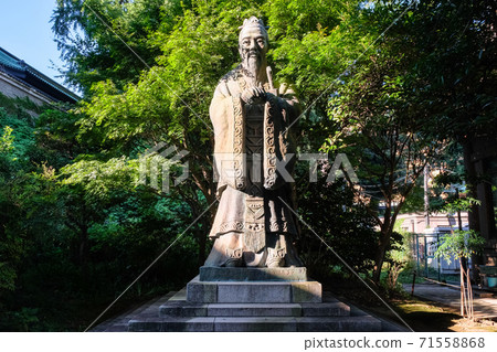 Yushima Seido, Tokyo Statue of Confucius 71558868