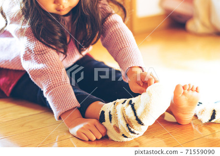 Put on socks Put on socks 71559090