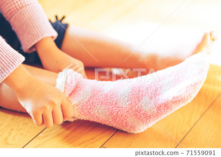 Put on socks 71559091