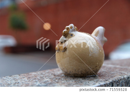 A chicken object wet in the rain 71559328