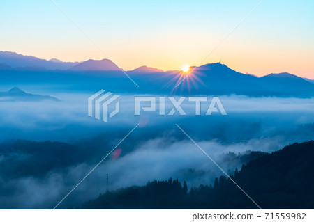 清晨從國分丘看到的壯麗景色雲海和朝日[宮崎縣高千穗鎮] 71559982